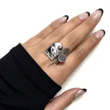 Anillo transparente con diseño de ojo y círculo negro.