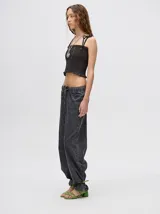 Pantalón de denim estilo jean relajado, de corte recto y holgado, con cintura elástica ajustable mediante cordón.