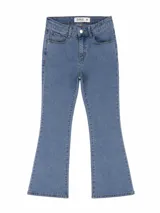 Jean de corte flare con tiro medio, confeccionado en denim azul clásico con costuras en contraste.