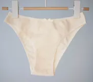Bombacha básica tiro medio color blanco, confeccionada en algodón elastizado.