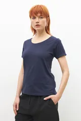 Remera de manga corta color azul marino, con escote amplio tipo barco o redondeado.