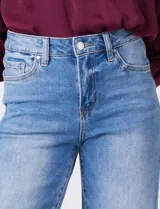 Jean wide leg marca Elan, color negro, de tiro alto con pierna ancha desde la cadera hasta el ruedo. Incluye pretina con pasadores, botón y cierre, y bolsillos funcionales en la parte delantera y trasera. La terminación del ruedo es deshilachada.