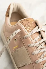 Zapatillas bajas Lemon Jelly color rosa pálido, confeccionadas en cuero con detalles en gamuza color beige y aplique de cuero con textura de reptil en el talón.