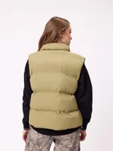 Chaleco puffer negro con cierre frontal, cuello alto y logo de la marca bordado en el pecho.