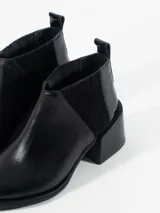 Botines negros de cuero con elásticos laterales y tacón bloque de 6,5 cm.