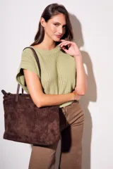 Chaleco sin mangas de tejido de punto color rosado pálido, con textura calada y acabado lurex, corte al cuerpo y cuello redondo.