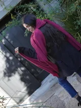 Pashmina rectangular color beige claro, de tejido suave y liviano. Ideal para usar como chalina o bufanda.