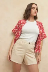 Short blanco de tiro alto, de algodón y elastizado, con terminación desflecada.