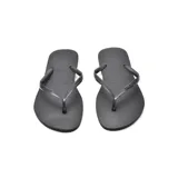Ojotas Havaianas Slim negras con suela texturizada y tiras finas con logo de la marca.