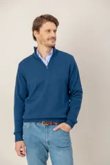 Sweater de punto con medio cierre frontal, cuello alto y puños acanalados. Confeccionado en lana lambswool.