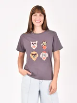 Remera de algodón color gris oscuro, con cuello redondo y mangas cortas. Presenta un estampado frontal con ilustraciones de cuatro perros con accesorios coloridos.