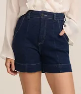Short de jean de tiro alto con pespuntes contrastantes, cierre de botón y cremallera, trabillas en la cintura y bolsillos delanteros y traseros. Confeccionado en denim de algodón con un toque de elastano.