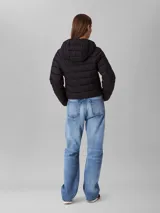 Campera puffer ligera Calvin Klein color negro, con diseño acolchado, capucha integrada, cierre frontal con cremallera y logo distintivo de la marca en el pecho.