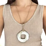 Collar con colgante circular de asta y asta esmaltada en negro y dorado, con cordón negro ajustable.