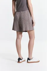 Short color marrón claro de punto con textura trenzada y calados.