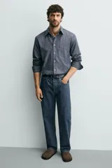 Zueco cerrado de hombre, color verde militar, fabricado en piel con acabado serraje (gamuza). Presenta plantilla acolchada y suela de goma negra con volumen.