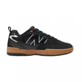 Championes New Balance 808 negros con detalles en blanco y suela color caramelo.