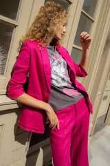 Remera blanca de algodón con estampado de flor en tonos grises y rosados.