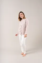 Pijama de dos piezas con estampado floral en tonos rosados y celestes sobre fondo blanco. La camisa es de manga larga con cuello mao y cierre frontal con botones. El pantalón es largo y de corte recto.