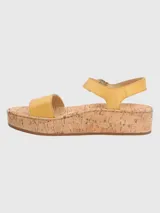 Sandalias Hush Puppies modelo Zug de cuero color amarillo, con plataforma de corcho, tira frontal ancha y tira al tobillo con cierre de hebilla metálica.
