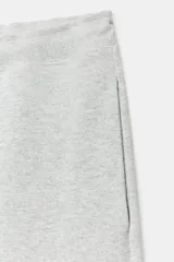 Pantalón ancho de felpa en color gris melange, con tiro medio y cintura elástica ajustable con cordón. Cuenta con bolsillos laterales ocultos en costura y diseño de pernera ancha.