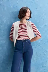 Jean de tiro alto con corte recto, confeccionado en denim con spandex. Presenta un lavado gris oscuro con efecto desgastado, cierre frontal con botón y bolsillos laterales y traseros.