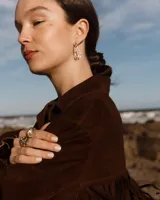 Anillo de diseño orgánico con forma irregular que evoca texturas marinas, con estructura abierta y acabado brillante.