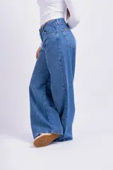 Pantalón de jean celeste de corte wide leg.