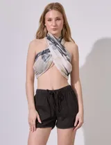 Short negro de tencel, con pretina ancha elastizada, lazo de ajuste, bolsillos delanteros y traseros, y ruedo desflecado.