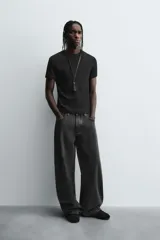 Camiseta gris de corte slim fit, confeccionada en tejido de algodón con elasticidad, cuello redondo y manga corta.