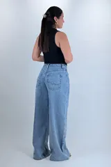 Jean wide leg baggy color azul, de tiro medio-alto, con diseño de costuras diagonales y bolsillos cargo laterales.