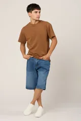 Bermuda de jean azul de corte ancho.