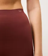 Bermuda de microfibra color bordó, modelo tipo lingerie de tiro alto y ajuste al cuerpo, con tecnología Micro Air.