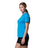 Remera deportiva de manga corta color azul con tecnología de absorción de humedad y protección solar, con detalle de diseño geométrico en el interior.