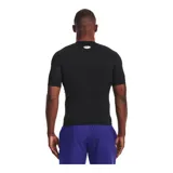 Remera deportiva Under Armour de la línea HeatGear, color negro, de ajuste ceñido al cuerpo, manga corta y cuello redondo. Presenta el logo de la marca estampado en el pecho.