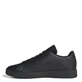 Championes urbanos Adidas modelo Advantage Base 2.0, color negro. Presentan un diseño minimalista con perforaciones laterales que forman las icónicas tres tiras de la marca, cierre de cordones y suela de goma al tono.