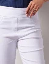 Pantalón capri blanco de gabardina elastizada. Pretina ancha elastizada, delantera con bolsillos simulados y trasera con bolsillos aplicados.