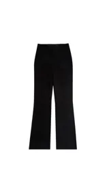 Pantalón recto cropped negro de tiro medio y fit slim, confeccionado en tejido elasticado. No tiene bolsillos visibles y cuenta con cierre frontal oculto.