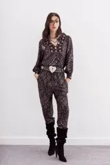 Pantalón tipo babucha de viscosa y modal con estampado estilo bandani. Presenta un corte fluido, cintura elastizada y cordón de ajuste con terminaciones metálicas.