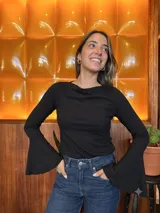 Blusa de canalé negro, ajustada al cuerpo, con cuello redondo y mangas largas acampanadas.