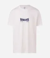 Remera masculina blanca de manga corta y cuello redondo, con estampa en la espalda de una tabla de surf, olas y la inscripción "Horizons".