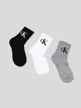 Pack de tres pares de medias tobilleras de algodón, una negra, una blanca y una gris jaspeada, todas con el logo 'ck' de Calvin Klein bordado en contraste.