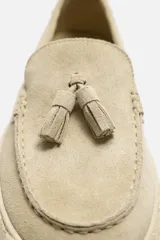 Mocasín casual azul marino de piel serraje con detalle de borlas en el empeine y suela recubierta de yute.