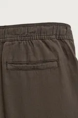 Pantalón de corte regular fit confeccionado en tejido mezcla de algodón, con cintura elástica ajustable mediante cordón, bolsillos laterales y bolsillos traseros de vivo.