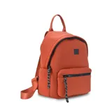 Mochila color topo de neopreno con cierres negros, asa de mano y correas regulables.