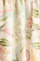 Vestido midi de color crudo con estampado floreado en tonos pastel, escote cuadrado y tirantes finos. Presenta un diseño ajustado en el torso con corte en la cintura y falda fluida con vuelo.