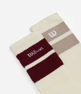 Pack de dos pares de medias deportivas de caña larga, color crema, con franjas de color en la parte superior. Un par tiene franjas color bordó con la palabra "Wilson" escrita, y el otro par tiene franjas color beige con el logo "W" de Wilson.