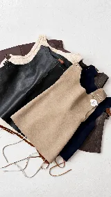 Chaleco de cuero azul marino con corte oversize, diseño sin mangas y laterales ajustables mediante cordones de cuero en tono natural.
