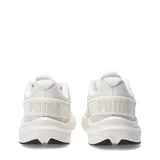 Championes de running Puma Skyrocket Lite 2, color beige con detalles en negro. Presentan un diseño de malla transpirable, cierre con cordones y suela de goma con amortiguación ligera.