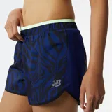 Short de running New Balance con estampado abstracto en tonos azul y negro. Cuenta con tecnología NB DRY de secado rápido, calzoncillo interior con bolsillo, cintura con cordón ajustable y dobladillo festoneado.